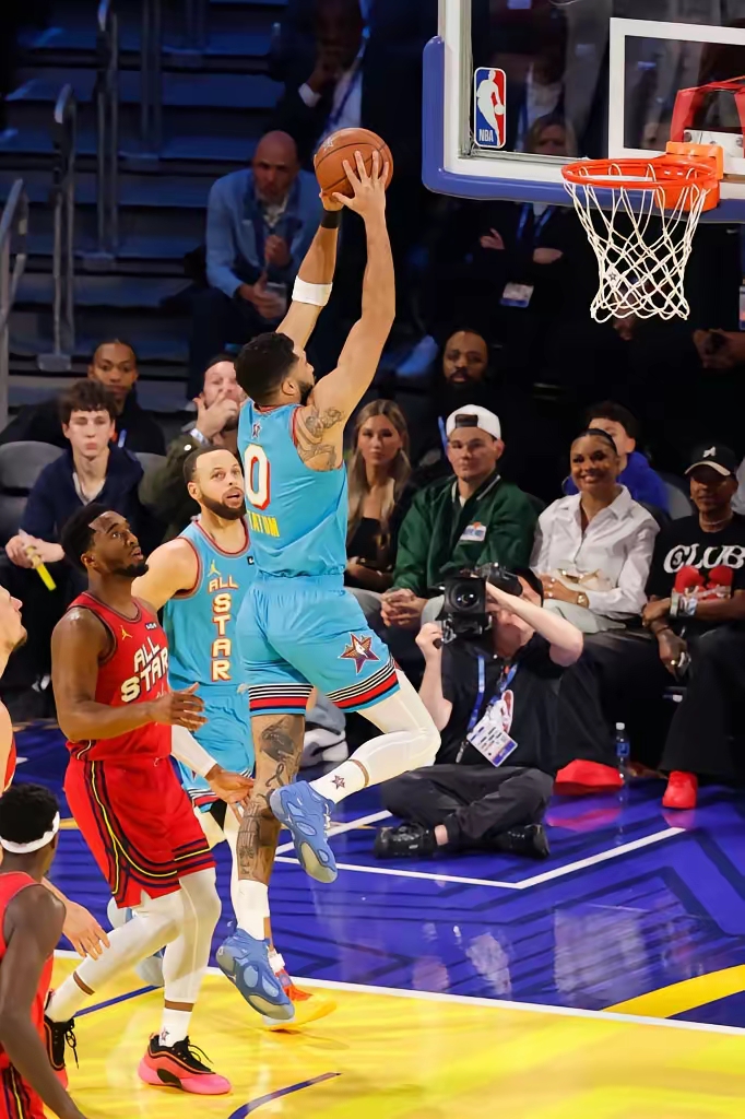 九游入口-塔图姆重返赛场，重要助攻首场状态出色，美国队观众沸腾！气势如虹延续的简单介绍